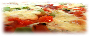 Die Pizza - fertig mit Käse (Gouda), Salami / Cervelatwurst, Pepperoncini / Pepperoni, roten Paprika, Oregano und Onlivenöl