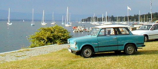 Mein Trabant im Sommer 2001 am Genfer See bei Genf (Schweiz), nahe der Grenze zu Frankreich.